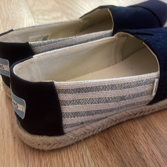 Tom’s slip on shoes in black and striped pattern size 7 women’s - Picture 8 of 8